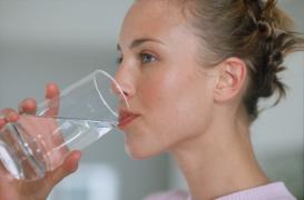 Proprietarii de localuri ar putea fi obligaţi să ofere gratuit clienţilor apă de la robinet