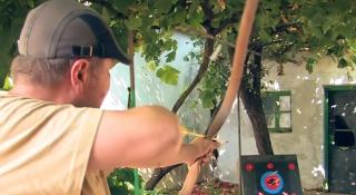 Învăţător din Bihor, singurul meşter din România care face arcuri dacice