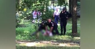 Noi imagini cu momentul în care un bărbat din Vatra Dornei este gazat de jandarmi