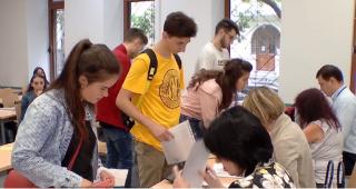 Studenţii români ar putea plăti mii de euro pentru a profesa în străinătate după ce termină facultatea
