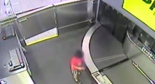 Amator de senzaţii extreme, un copil de doi ani a pus pe jar ofiţerii de frontieră dintr-un aeroport american