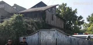 Casa în care ar fi fost găsite corpurile fetelor luate la ocazie, la Caracal, scotocită de zeci de poliţişti (video)