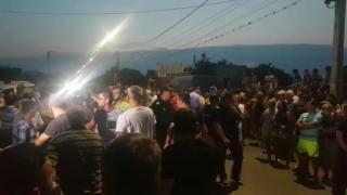 Revoltă la casa criminalului din Caracal. Zeci de oameni furioși scandează: ”Rușine să vă fie”