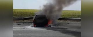 Maşină cuprinsă de flăcări, pe Autostrada Soarelui, după un accident
