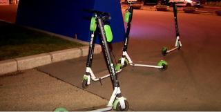 Recuperator de trotinete, un job care le aduce tinerilor bani de vacanţă