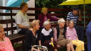 Bătrânii de la un cămin din Bucureşti au dansat, au cântat și s-au bucurat de surprize