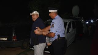 Scandal cu poliția, la casa criminalului din Caracal: ”Arunc cu ouă, că le-am cumpărat eu” (Video)