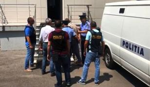 Gheorghe Dincă, criminalul în serie din Caracal, flancat de polițiști la Tribunalul Dolj