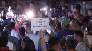 Revoltă și lacrimi în fața casei criminalului din Caracal: 'Nepăsarea voastră ucide'