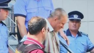 Criminalul din Caracal zâmbește ironic, la ieșirea de la Tribunalul Dolj (Video)