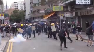 Noi confruntări violente la Hong Kong între manifestanţi şi forţele de securitate