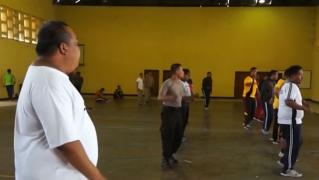 În Indonezia, poliţiştii trebuie să aibă o siluetă trasă prin inel (Video)