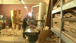 Lemnul prinde viață în casă. Cum poate fi transformată o bucată de lemn în operă de artă