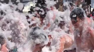 Petrecerile cu spumă, o nouă atracţie pentru turişti pe litoralul românesc