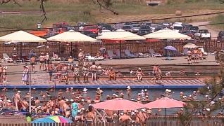 Ştrandul Ideciu adună zilnic mii de turişti din toate colţurile ţării, veniţi pentru relaxare şi tratament