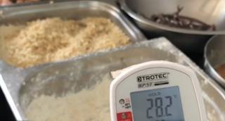 Inspectorii sanitar-veterinari au descoperit mâncare expirată pe litoral