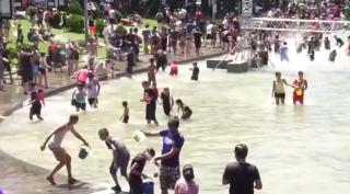 Zeci de armeni au sărbătorit Festivalul Apei pe străzile din Erevan