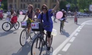 Doamnele şi domnişoarele din Braşov au îmbinat utilul cu plăcutul, militând pentru mersul pe bicicletă