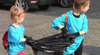 Zeci de copiii din Brăila au strâns saci de gunoi de pe faleza Dunării (Video)