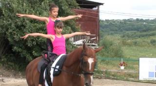 Cinci fetiţe pasionate au demonstrat că pot face performanţă la gimnastica ritmică pe cal