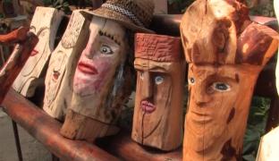 Curtea casei unui fost profesor de matematică din Bihor, muzeu al sculpturilor din lemn