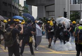 Violenţele continuă la Hong Kong. Oamenii scandează împotriva poliţiei