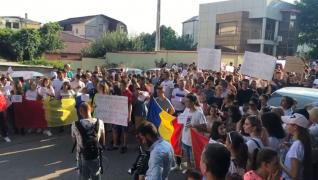 Protest la poliția din Caracal, după crimele lui Gheorghe Dincă: ”Vrem o explicație”