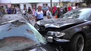 Un tânăr din Câmpulung a făcut prăpăd cu BMW-ul în parcarea din faţa blocului, apoi s-a baricadat în casă (Video)