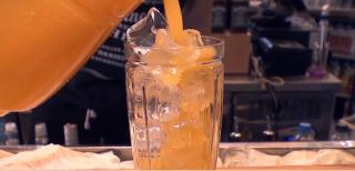 Sucurile, suprataxate cu un leu pe litru. Producătorii ameninţă cu disponibilizări