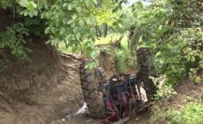 Bărbat din Dâmboviţa, tată a doi copii, strivit de propriul tractor