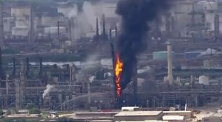 Explozie uriaş şi incendiu devastator la rafinărie Exxon Mobil din Texas