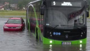 Ploi torenţiale, inundaţii puternice şi maşini luate de ape în mai multe judeţe