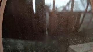 Momentul în care un acoperiș e spulberat de furtună în Constanța. Vijelia a făcut prăpăd (Video)