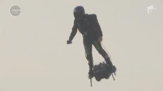Francezul Zburător a reușit să traverseze Canalul Mânecii pe flyboard