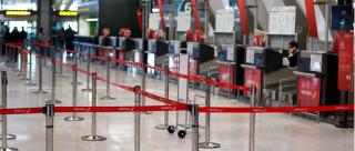 Zeci de români, blocaţi pe aeroportul din Madrid, obligaţi să doarmă pe jos