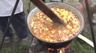 Festin culinar la Festivalul Cartofilor din Miercurea Ciuc