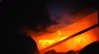 Incendiu puternic la o hală industrială din Târgu Neamţ