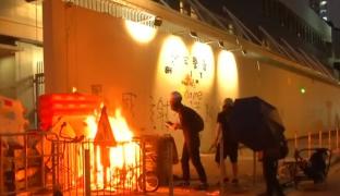 Oraşul Hong Kong, în pragul revoluţiei. Mii de manifestanţi s-au luptat cu forţele de securitate