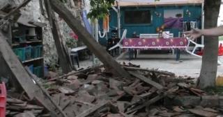 Copil la un pas să fie strivit de acoperișul unei case, în Codlea