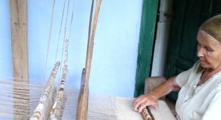 Meşteşugul ţărănesc al prelucrării cânepii, atent studiat de străini într-un sătuc din Apuseni