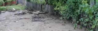 Zeci de persoane din Dâmboviţa, izolate după ce drumul principal s-a surpat