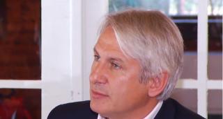 Ordonanţa Haiduciei aduce creşteri de taxe şi concedieri, dar nu mai atinge pensiile speciale şi de lux