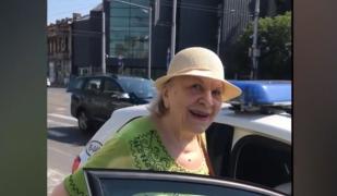 Bătrână din București, amendată pentru că ar fi trecut prea încet strada