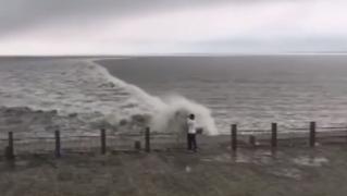 Un port din China, renumit pentru valurile spectaculoase