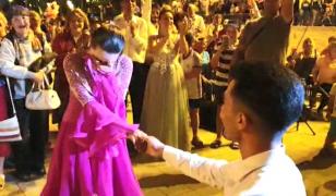 Cerere în căsătorie surpriză pe faleza Cazinoului din Constanța