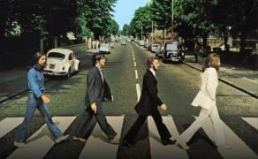 50 de ani de la fotografia celor patru Beatles, pe o trecere de pietoni de pe Abbey Road