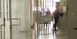 Polițist condamnat pentru trafic de minore, despăgubit după ce a luat râie în arest