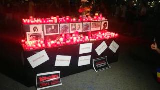 Altar de lumânări pentru Luiza și Alexandra, la protestul din Piața Victoriei (Video)