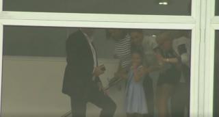 Hohote de râs, după ce Prinţesa Charlotte a scos limba în public