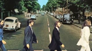 Sute de admiratori, aniversare în stradă pentru The Beatles